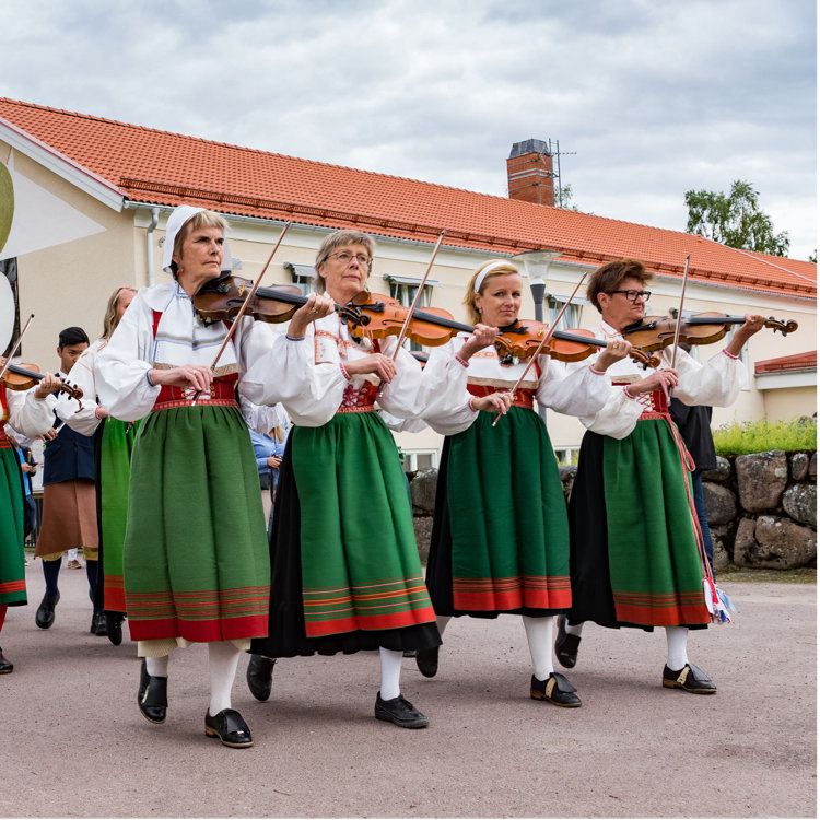 スウェーデンの可愛い民族衣装 ディーラー最新情報 ボルボ カー 東名川崎